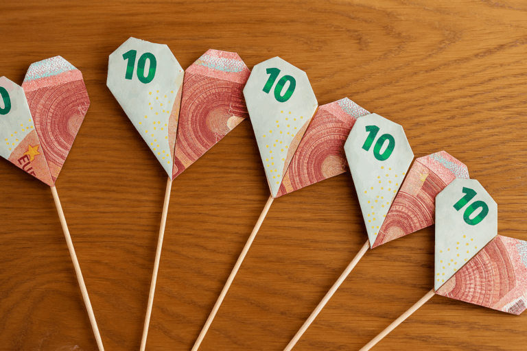 Herzen aus 10-Euro-Scheinen auf Holzstäbchen – DIY Geldgeschenk als kreative Bastelidee