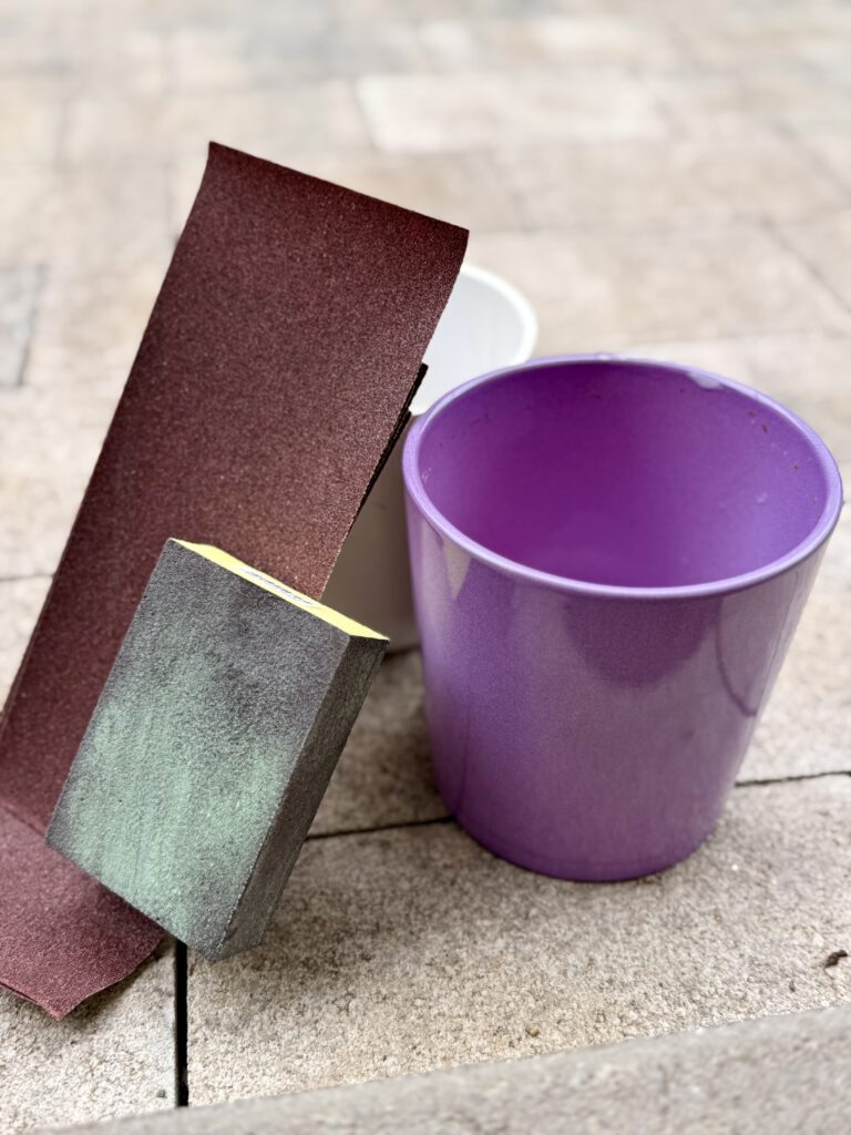 Topf mit Schleifpapier